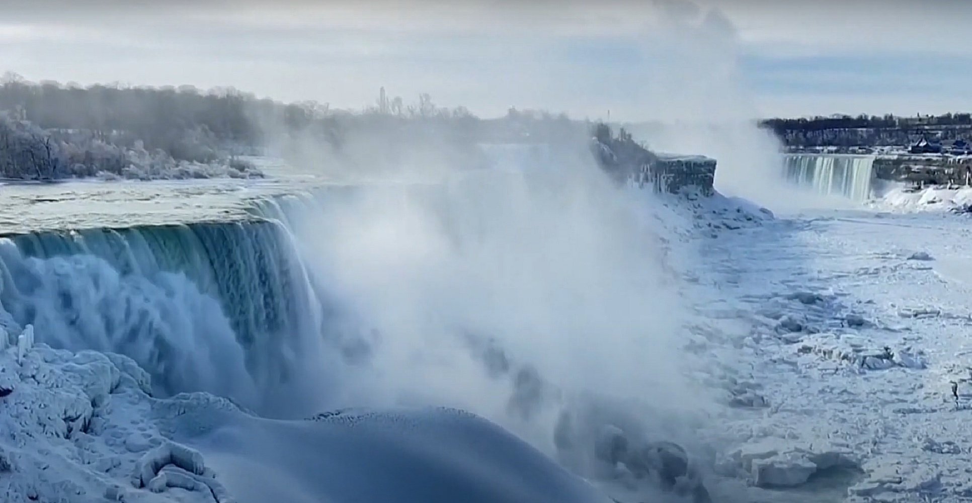 Невероятно величественное зрелище: Ниагарский водопад замерз и покрылся льдом