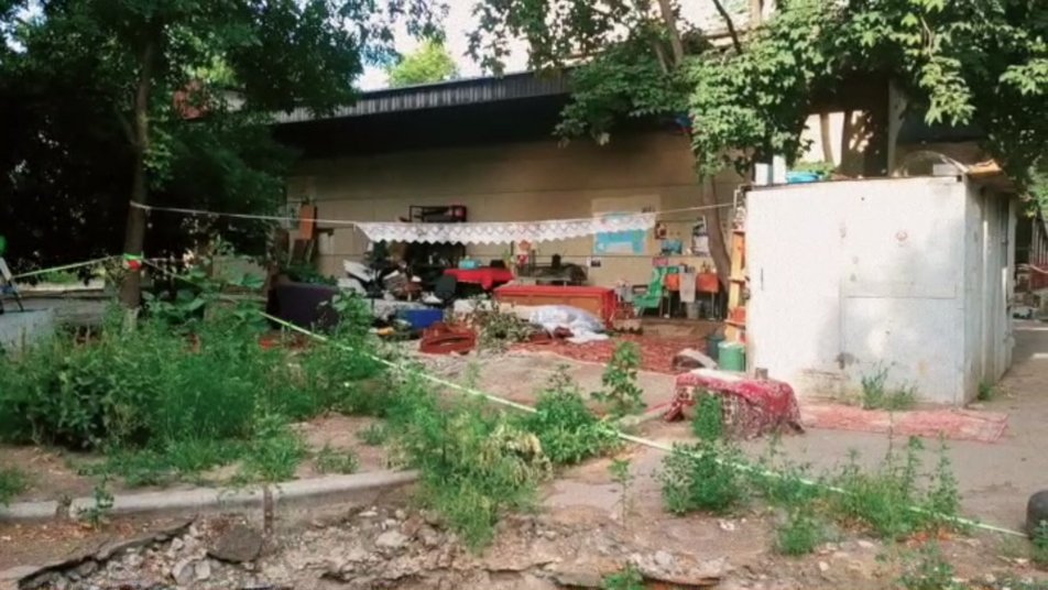 &quot;Просто лють&quot;: у Маріуполі місцеві жителі вимушені облаштовувати житло на вулиці (відео)