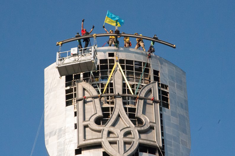 На монументі "Батьківщина-мати" завершили встановлення тризуба (фото)