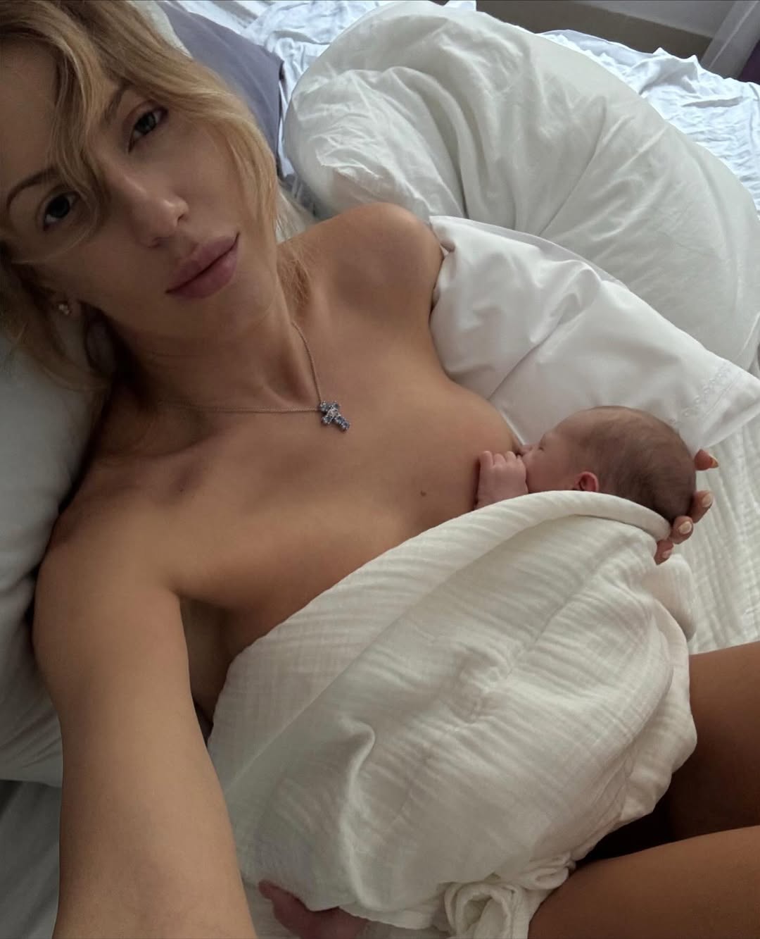 Возлюбленный-воин Леси Никитюк показал романтическое фото с ведущей на отдыхе в Карпатах