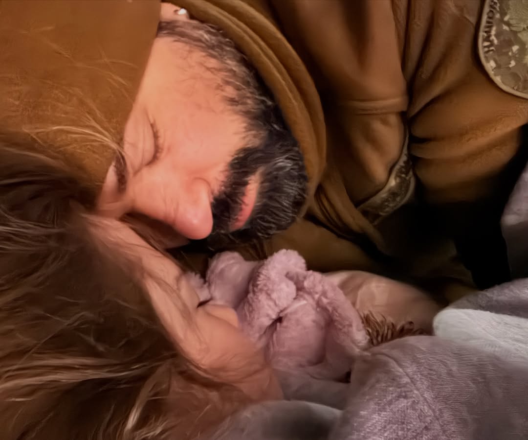 Олена Мозгова вперше за довгий час показала чоловіка-військового з донькою