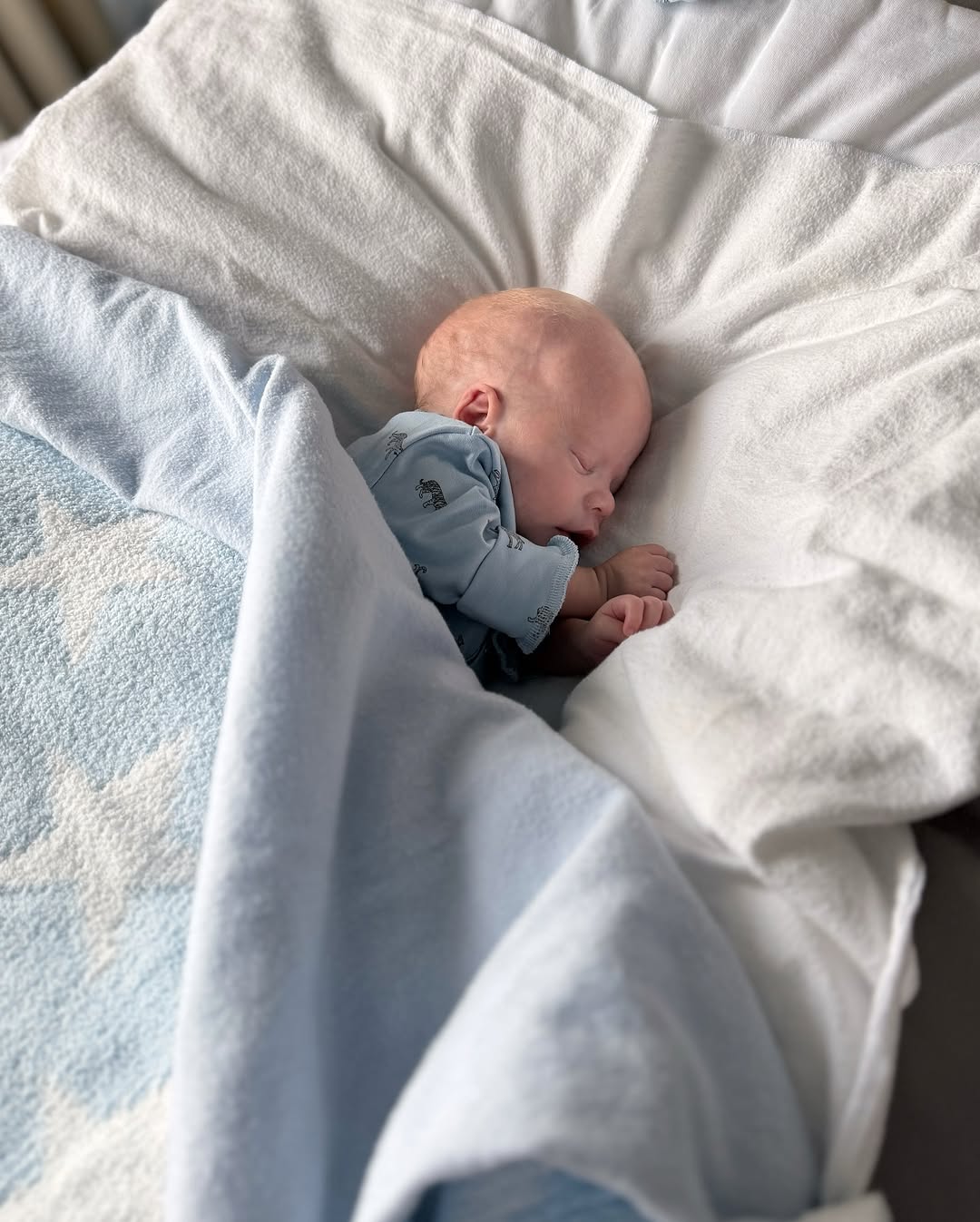 Звезда &quot;Холостяка&quot; очаровала новым фото новорожденного сына: на кого он похож