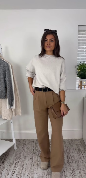 Як стилізувати класичні брюки: блогерка показала 3 варіанти на кожен день (відео)