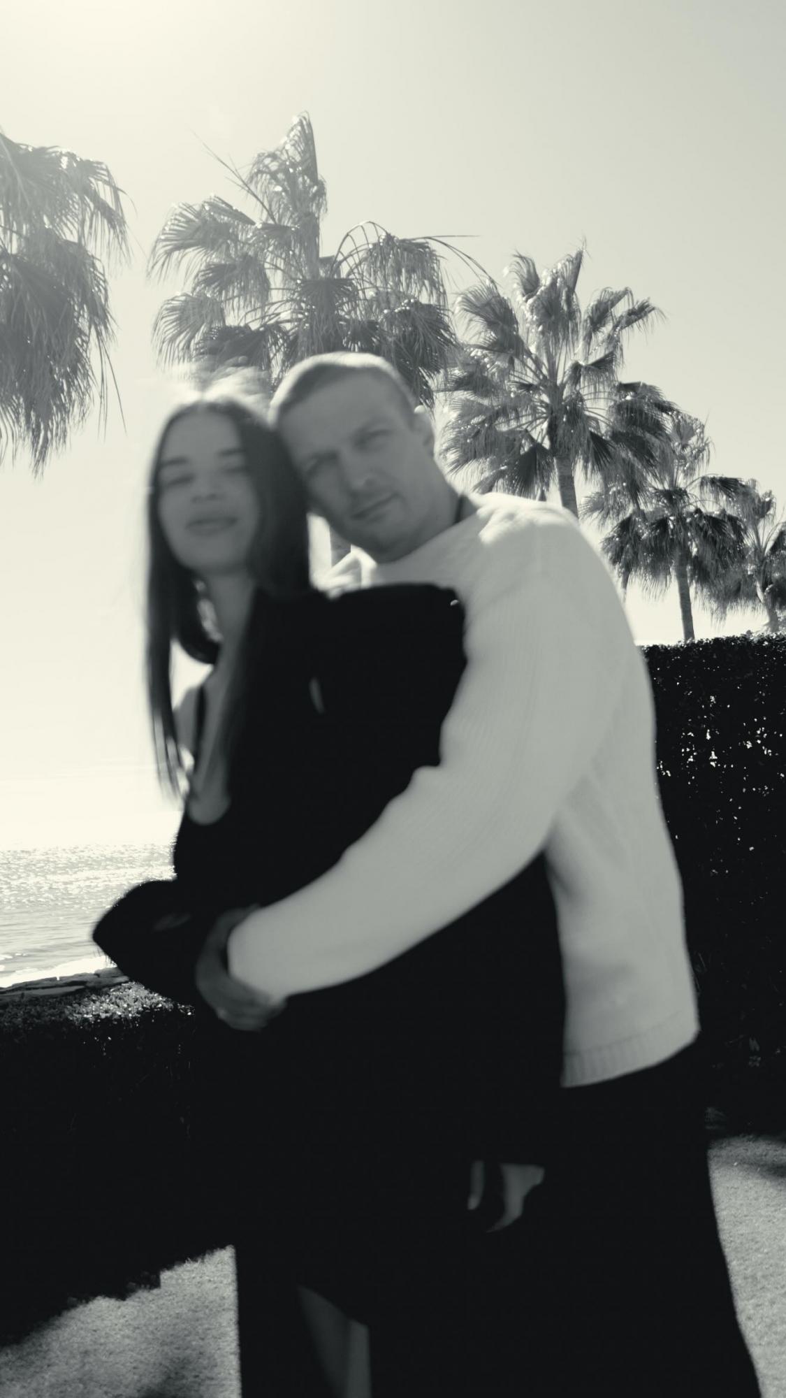 Дружина Усика замилувала новими фото в обіймах боксера