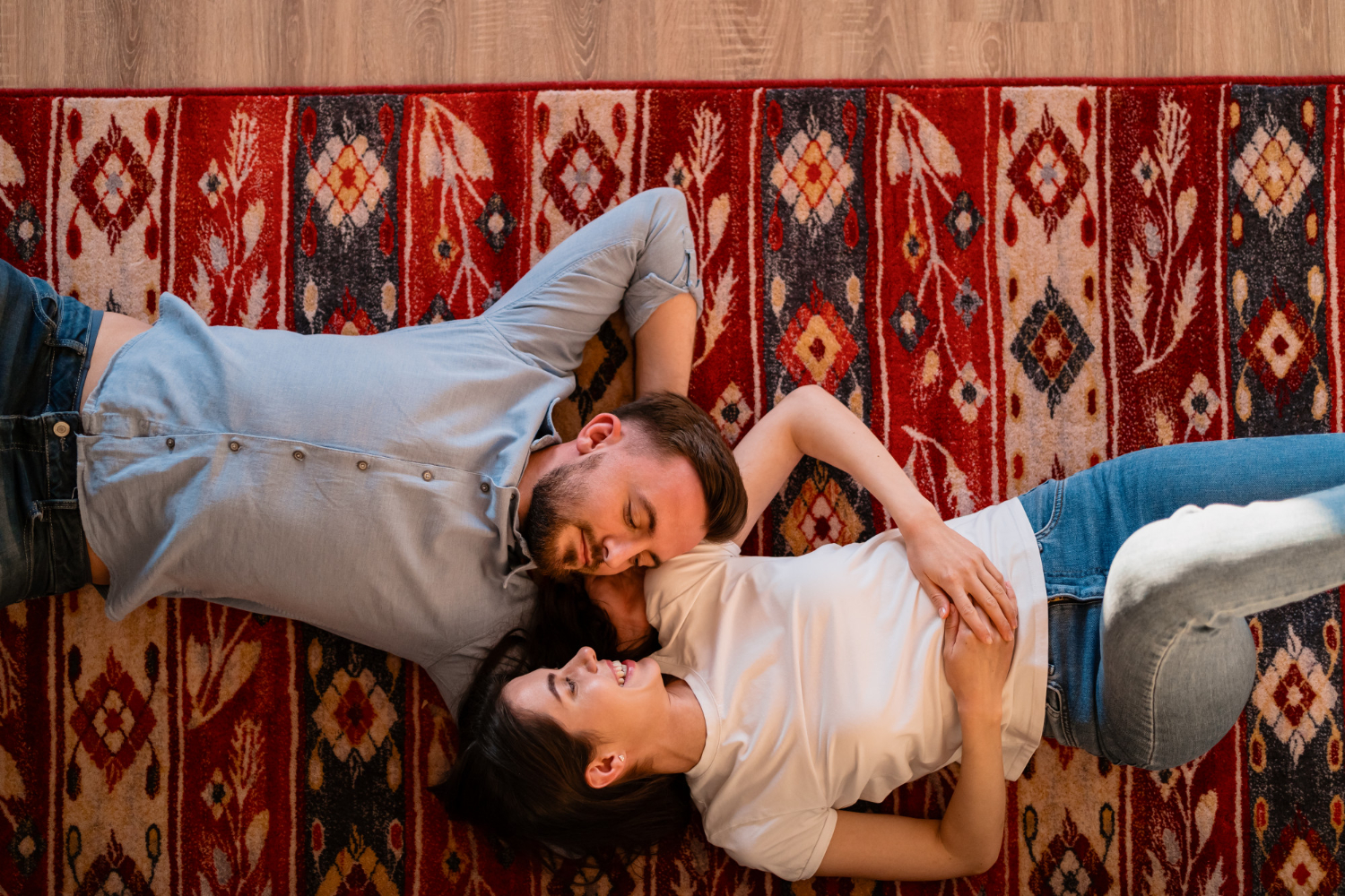 Как подарить старому ковру вторую жизнь: 6 идей полезных и красивых вещей