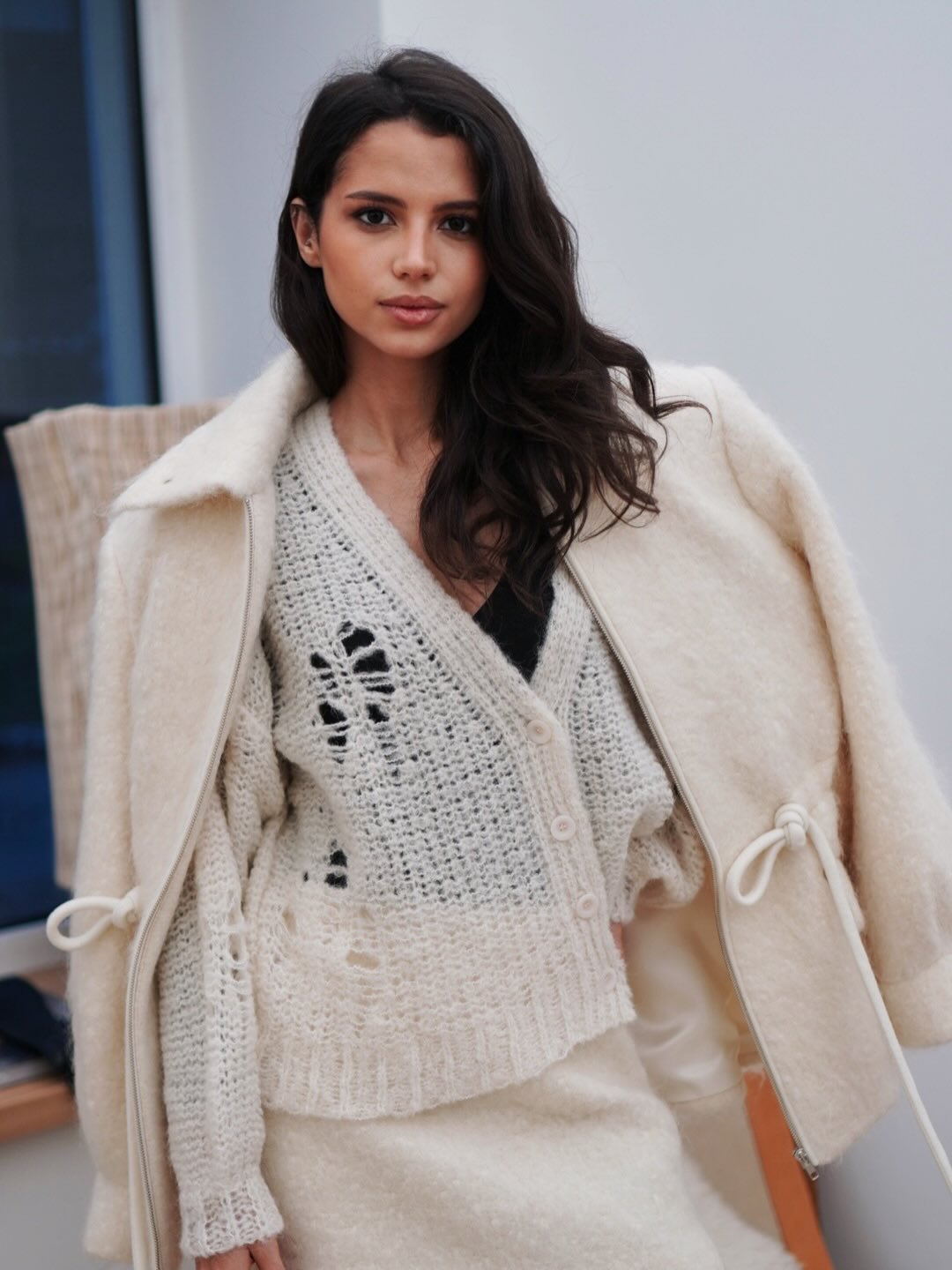 Софія Шамія приміряла &quot;луки&quot; у молочних і графітових відтінках: стильні образи на кожен день