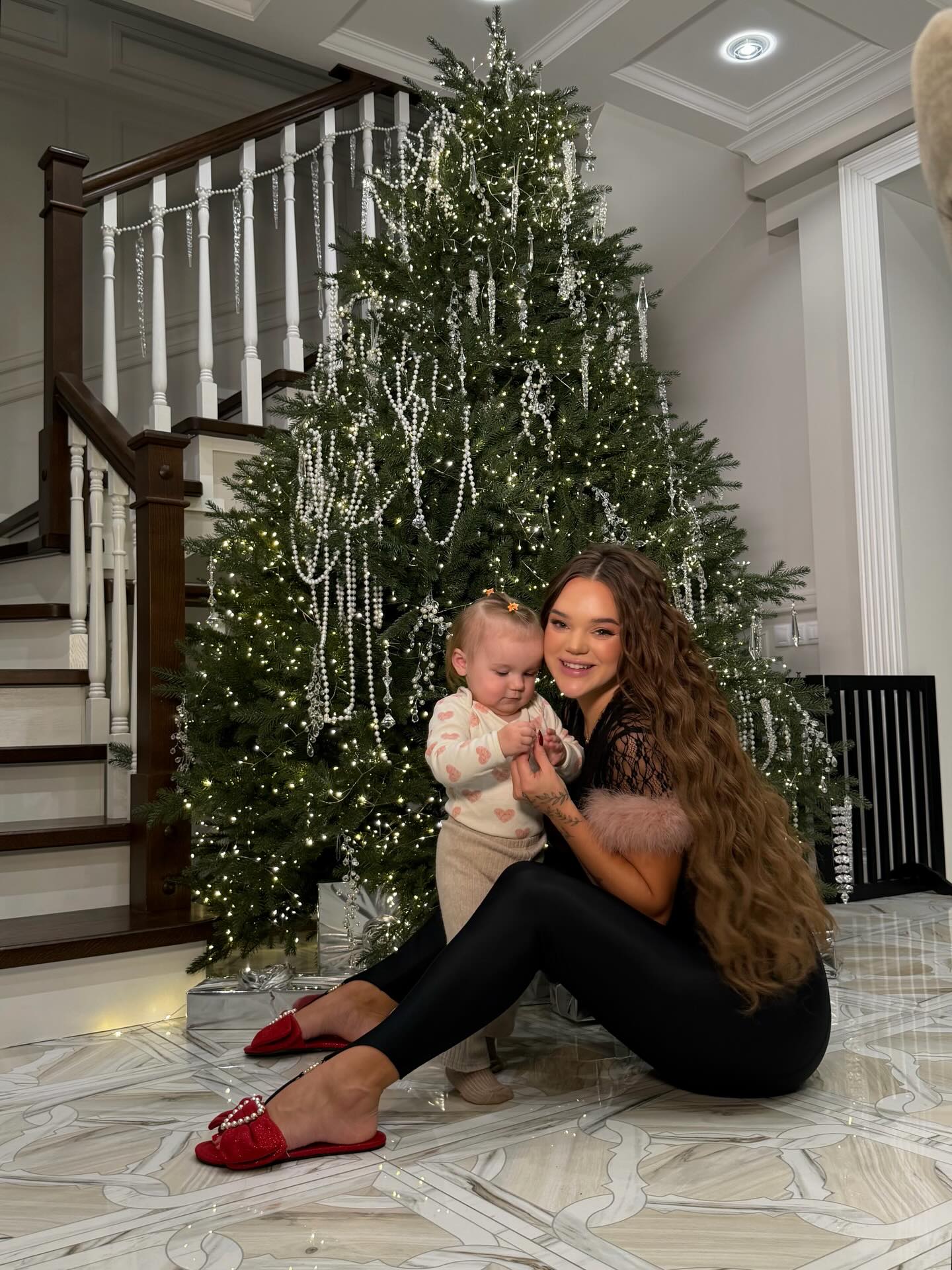 Как Осадчая, Тарабарова и другие украинские звезды украсили свои елки к Рождеству и Новому году