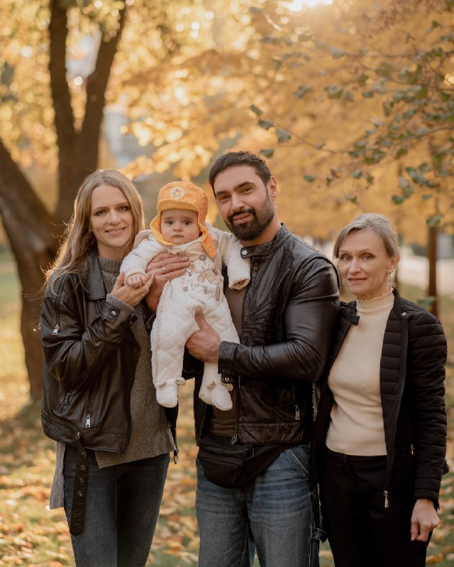 Жена Виталия Козловского трогательно поздравила маму с днем рождения: как выглядит теща певца