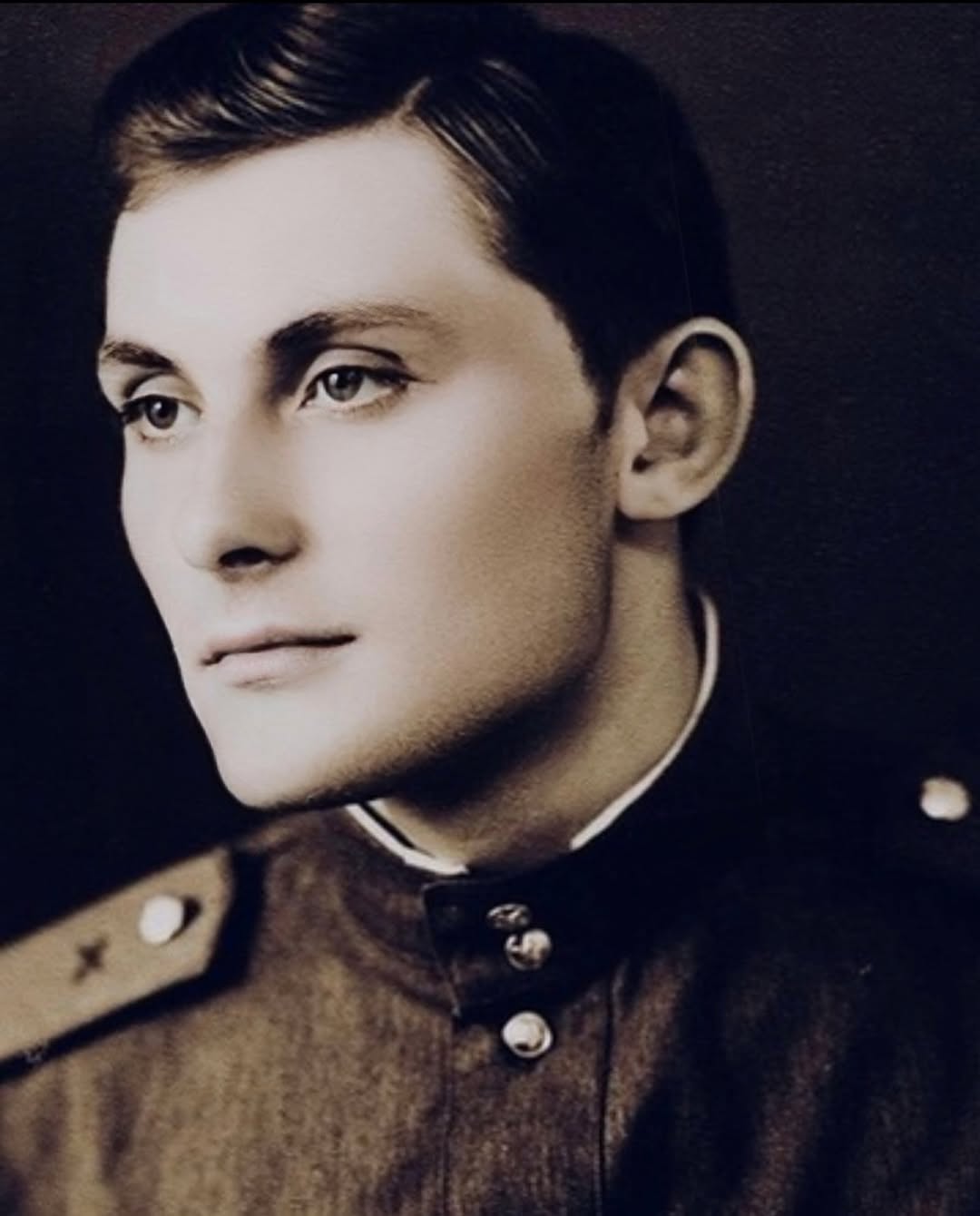 Елена Мозговая показала молодого отца на архивном фото