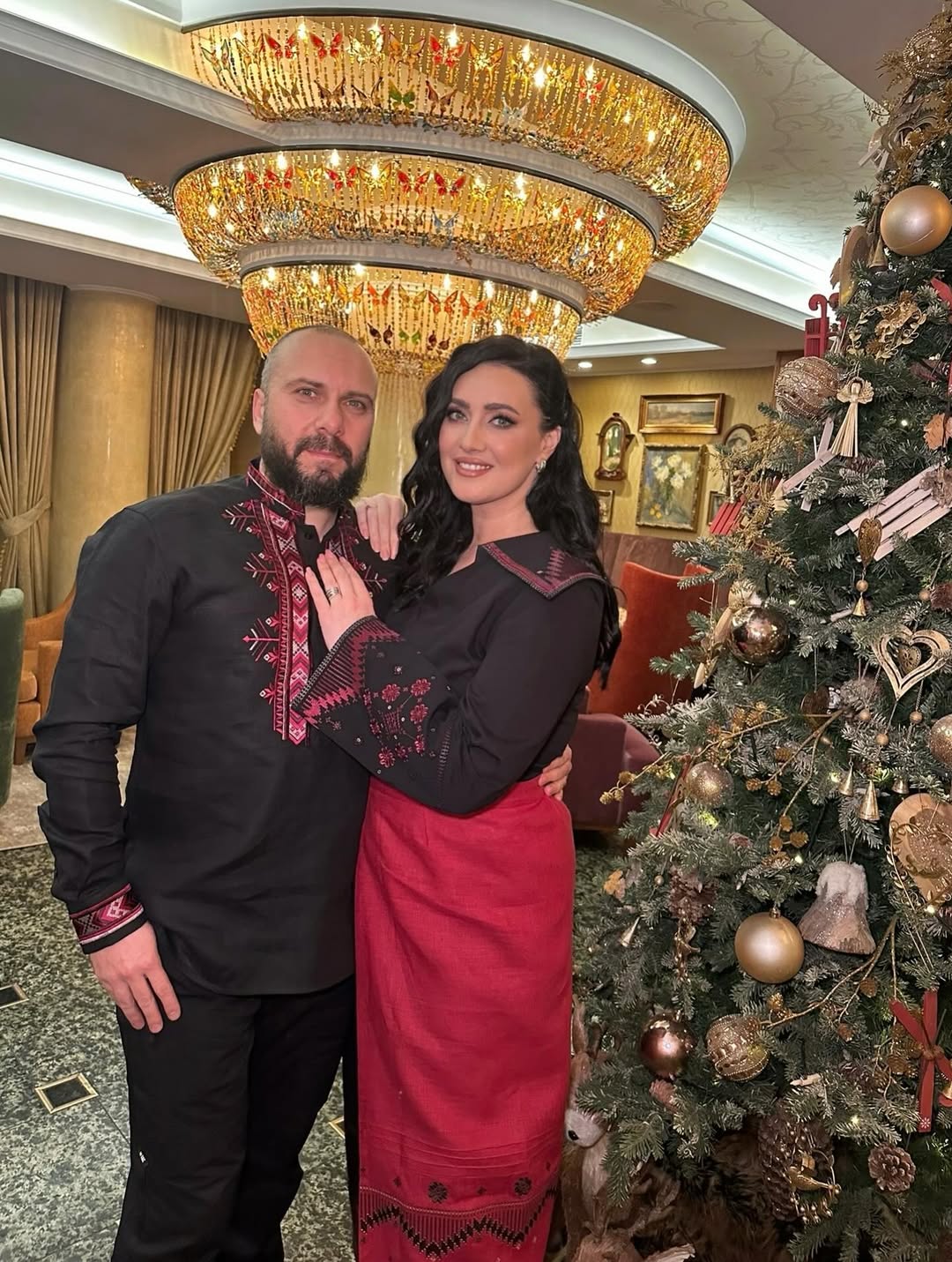 Соломія Вітвіцька показала парний "лук" з нареченим у стильних вишиванках