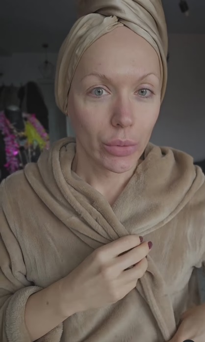 46-летняя блогерша Монро показала идеальное лицо без макияжа: как она выглядит