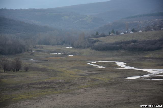 Води немає, а риба клює. В якому стані найбільше та найважливіше водосховище Криму (фото)