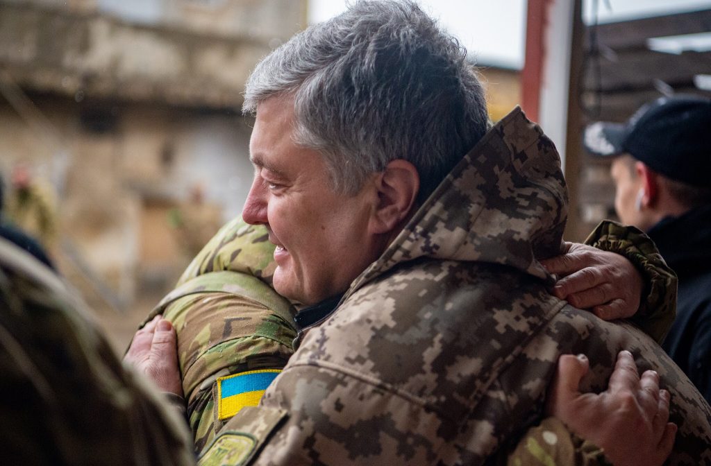 Порошенко привез еще партию шлемов и бронежилетов бойцам на юге Украины