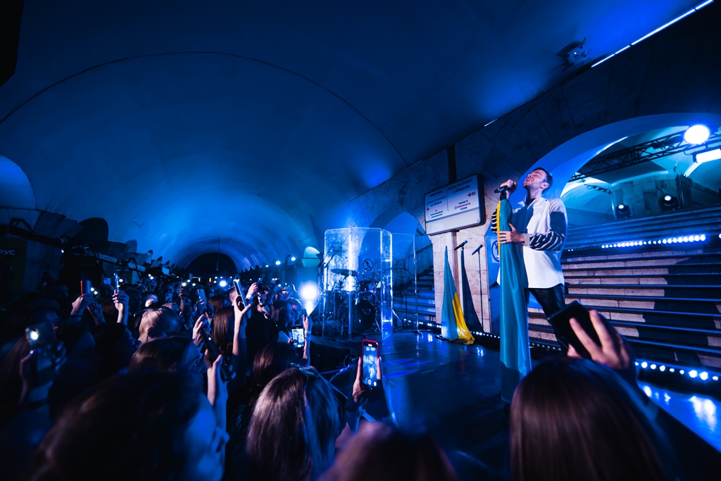 Макс Барских впервые с начала войны спел в Киеве: фото с необычного концерта