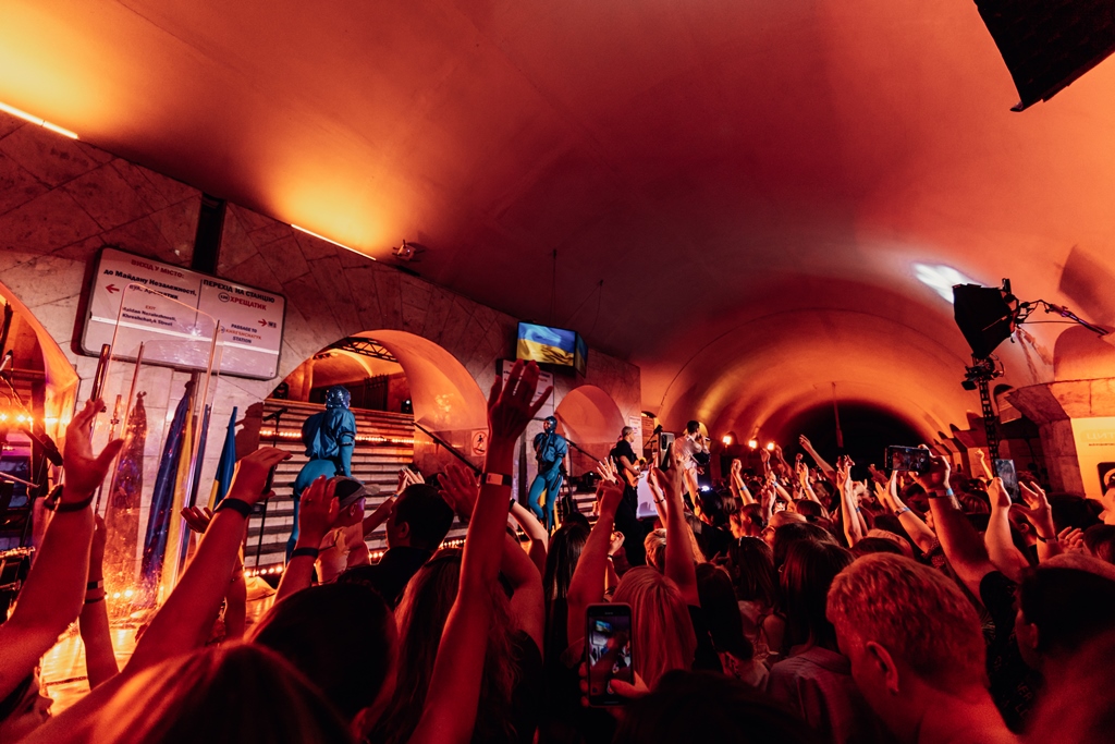 Макс Барских впервые с начала войны спел в Киеве: фото с необычного концерта