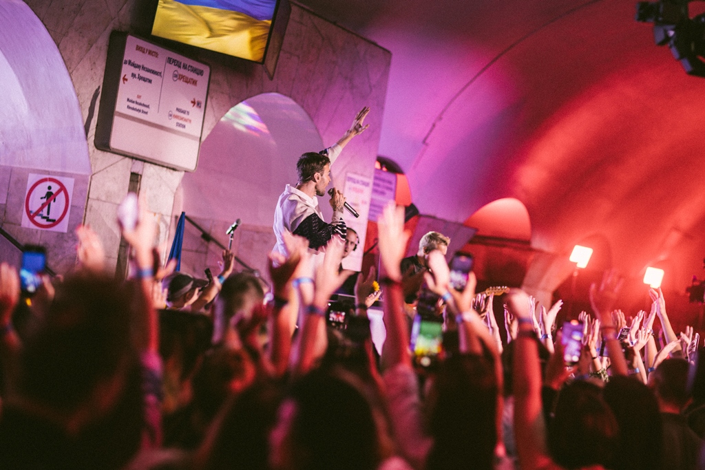 Макс Барских впервые с начала войны спел в Киеве: фото с необычного концерта