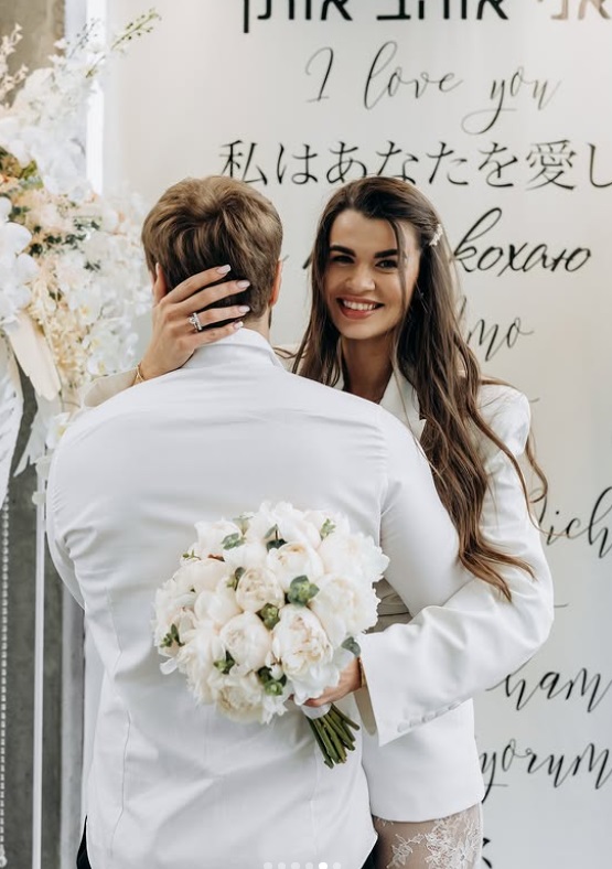 Звезда "Холостяка" показала новые фото свадьбы и заинтриговала сеть: "Это что Терен?"