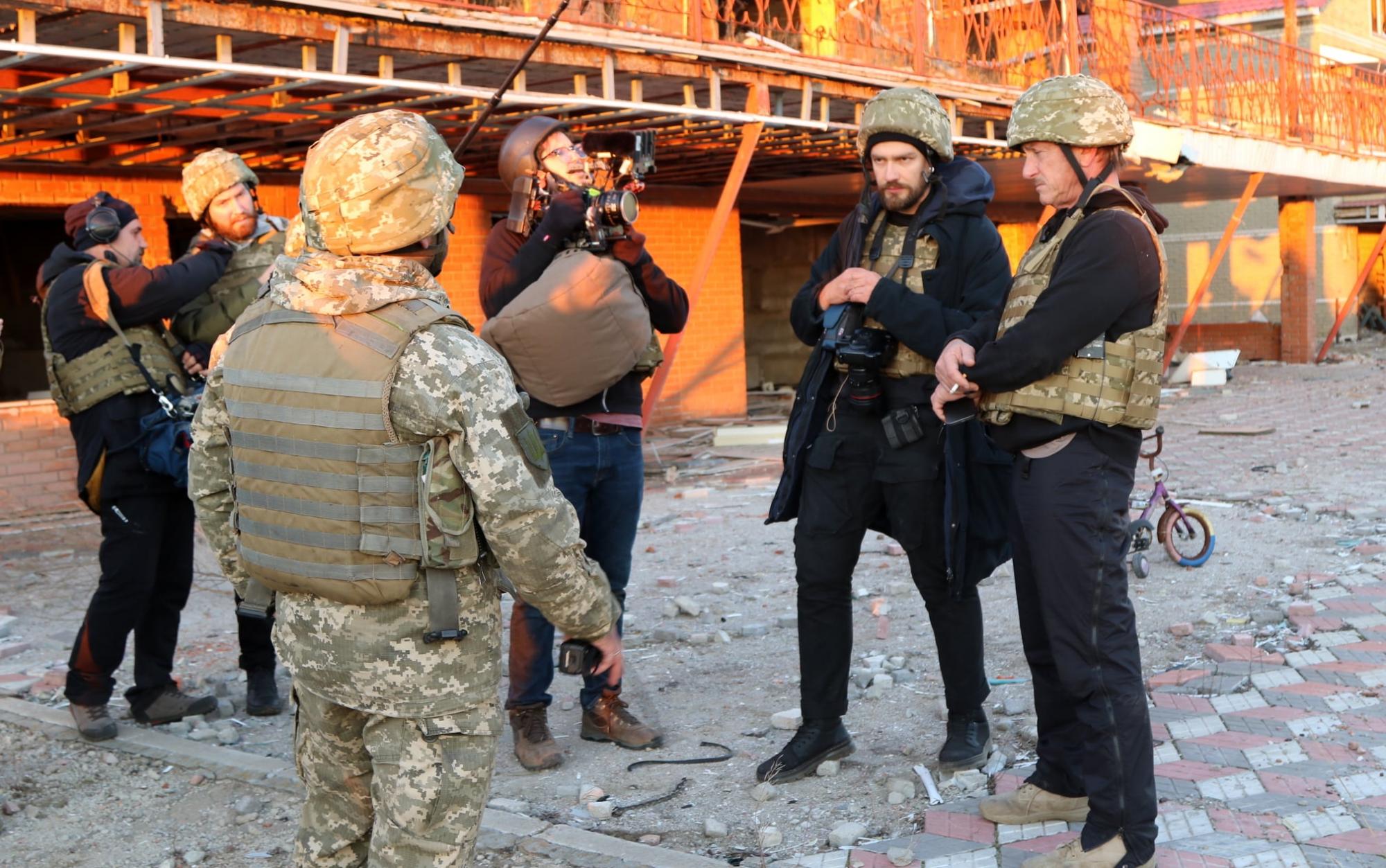 Шонн Пенн побував на Донбасі: побачив наслідки російської агресії своїми очима (фото)