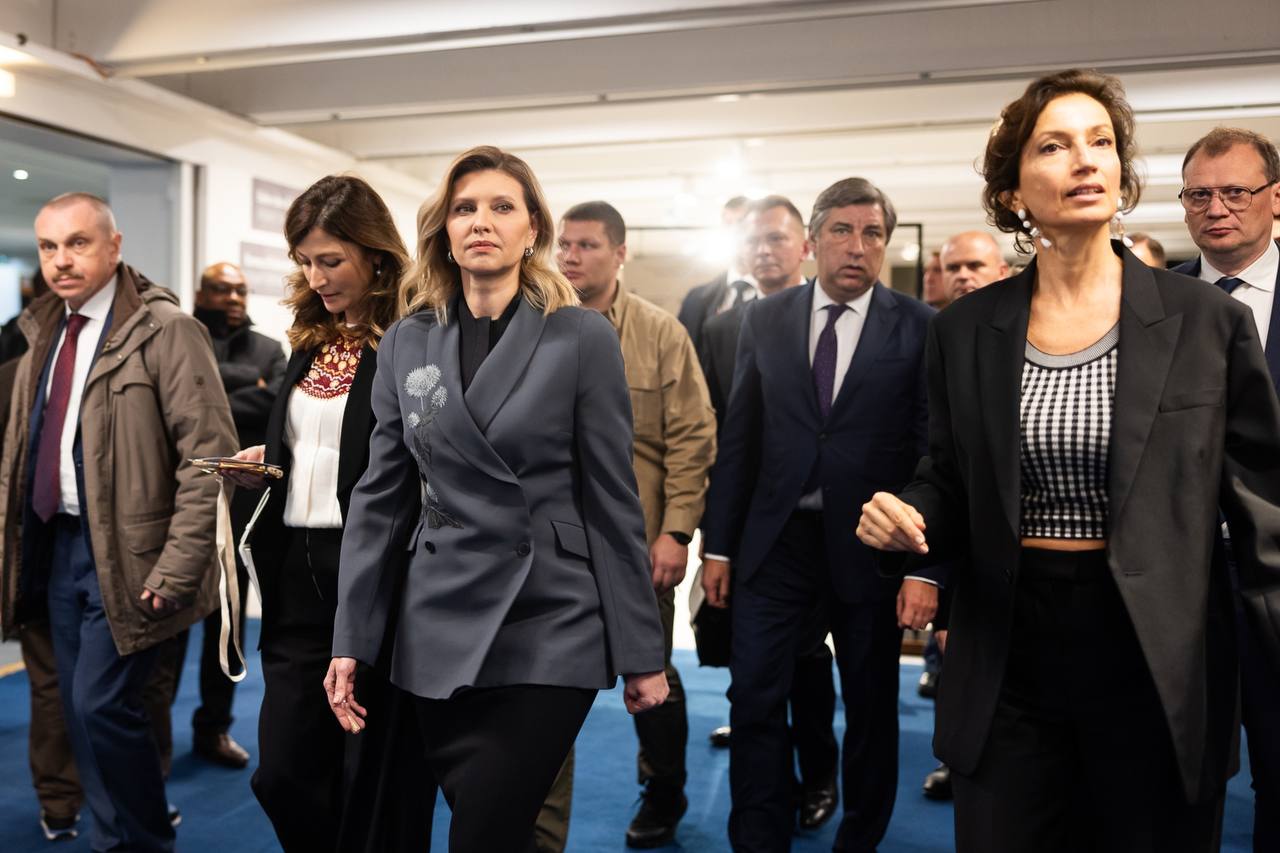 Зеленская поразила французов стильным жакетом с одуванчиками во время выступления на конференции ЮНЕСКО