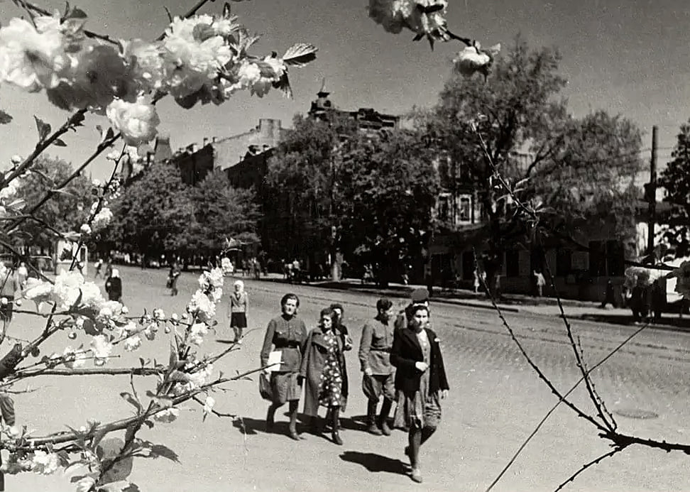 Спливли одні з перших фото напівзруйнованого Києва, зроблені після війни