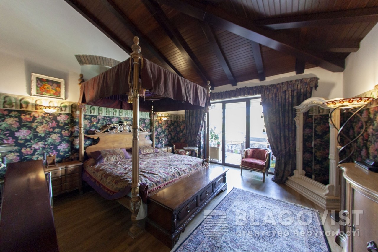 Власний ліфт і три рівні: як виглядає квартира за 28 мільйонів у центрі Києва (фото)