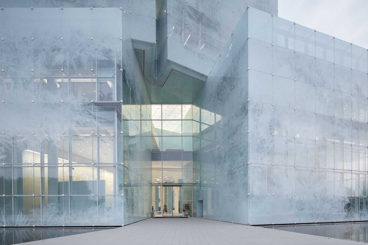 Ледяное здание-айсберг, плывущее по воде: оригинальный &quot;зимний дворец&quot; построили в Китае