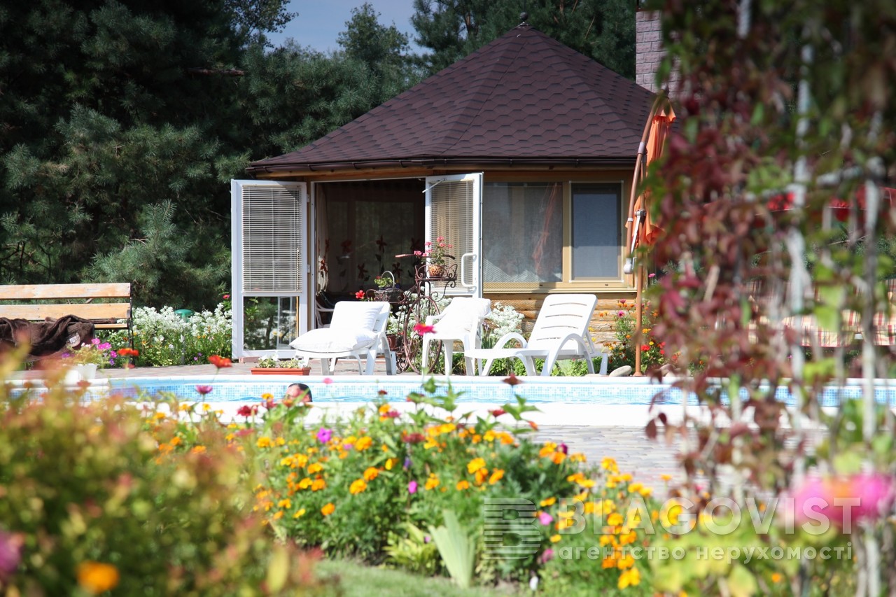 Під Києвом продають елітний особняк з місцем для тенісного корту і вертолітного майданчика (фото)