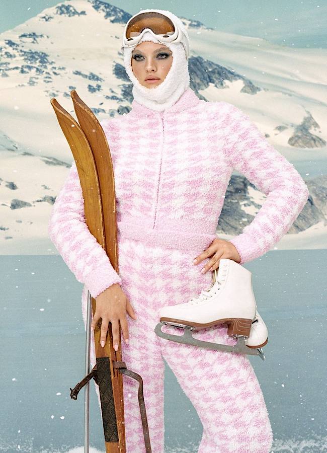 Ким Кардашьян представила новогодний кампейн в стиле 90-х