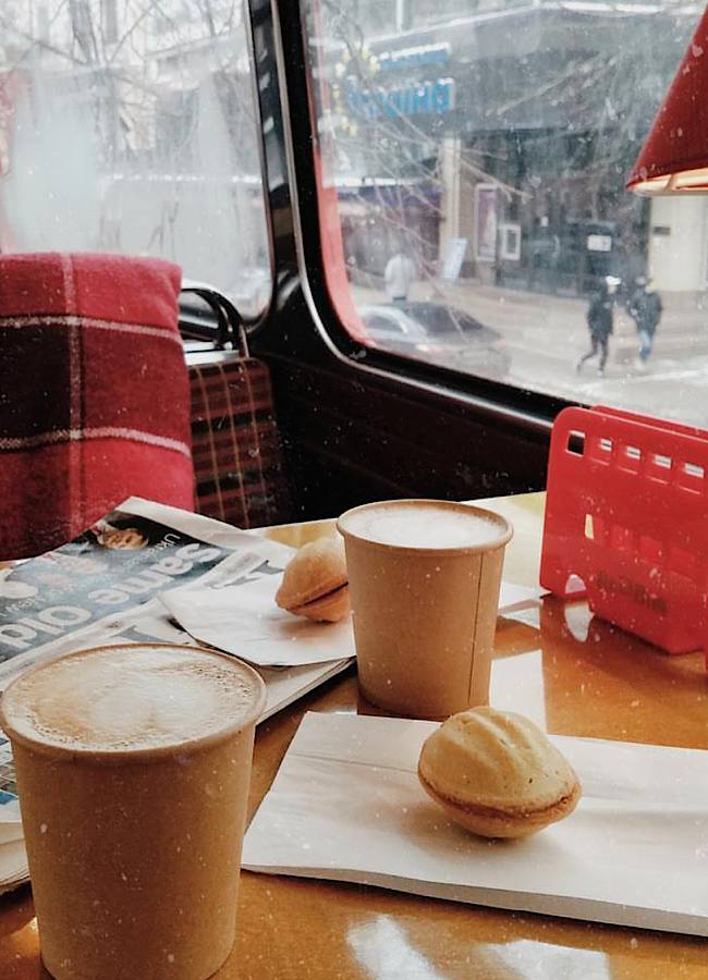 Чи знаєте ви історію червоного лондонського автобуса, який став київською кав’ярнею у самому центрі