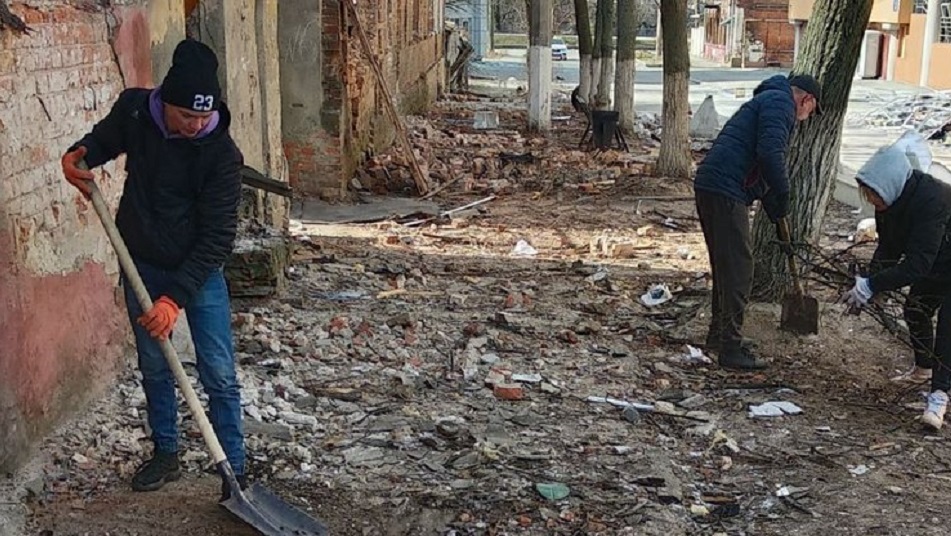 Харьков начали расчищать после бомбардировок: фоторепортаж