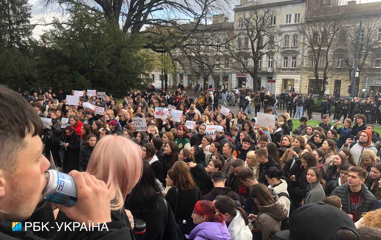 &quot;Освіта без комуністів&quot;. У Львові великий мітинг проти Фаріон, тисячі студентів вийшли на вулицю