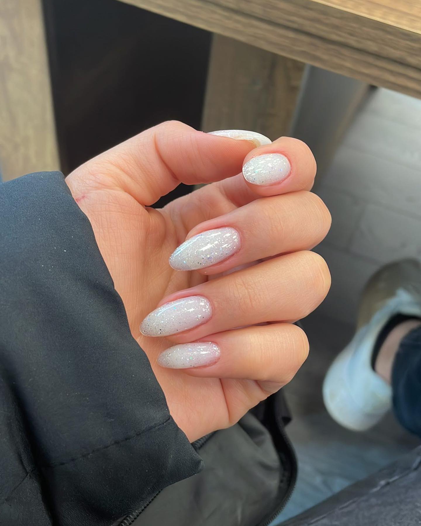 Белый маникюр не выходит из моды: идеи стильных дизайнов на осень 2024