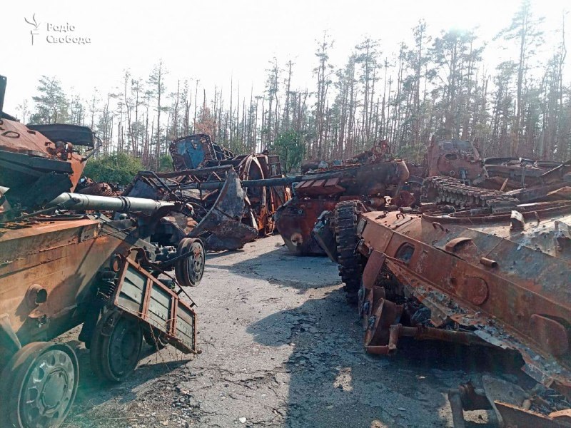 Оккупанты побросали награбленные Житомирские носки, убегая из Лимана (фото)