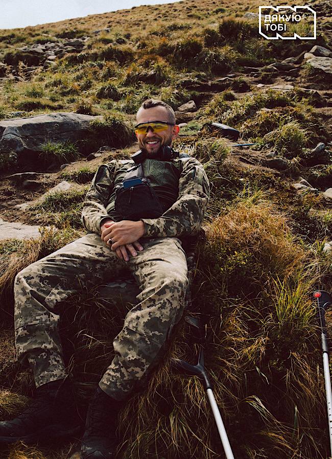 Украинский военный "Кум" на костылях покорил Говерлу и помог ВСУ: подробности героического поступка