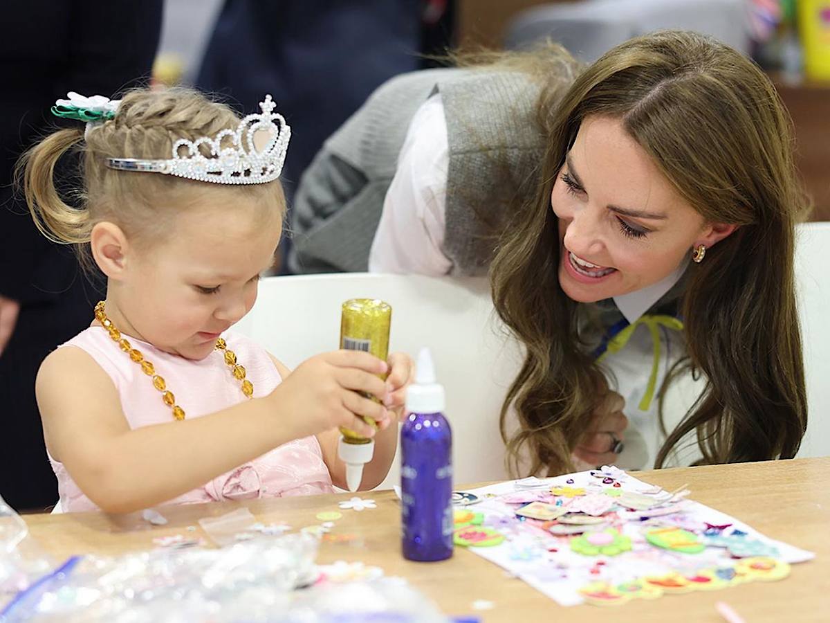 Кейт Миддлтон с желто-голубыми лентами на сердце проведала украинских детей в Британии
