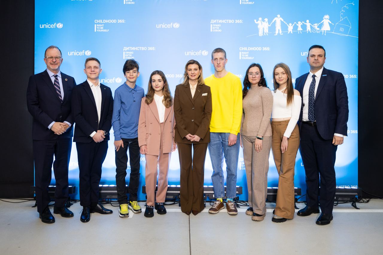 Зеленська в лаконічному костюмі розповіла про важливість зростання дітей у повноцінній родині