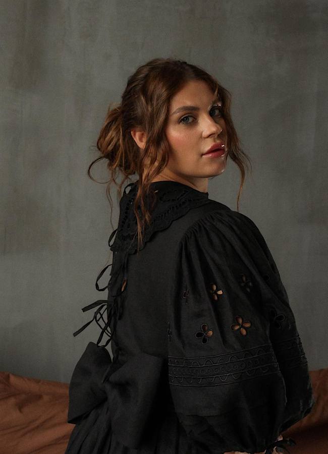 Українське етно та сучасні тренди. Саша Заріцька у розкішній вишитій сукні вражає вишуканістю (фото)