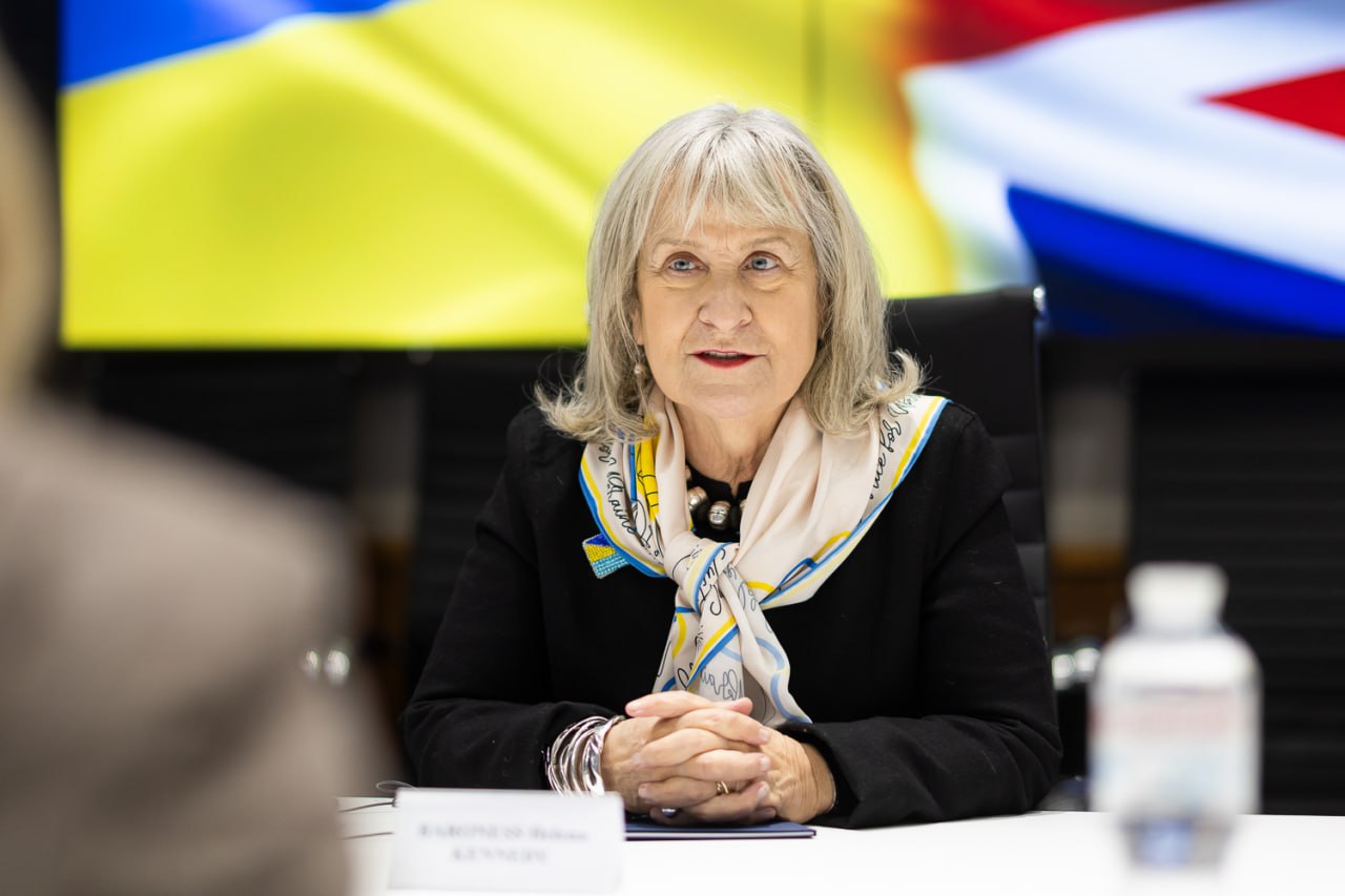 Елена Зеленская поразила новым костюмом с оригинальным воротником (фото)