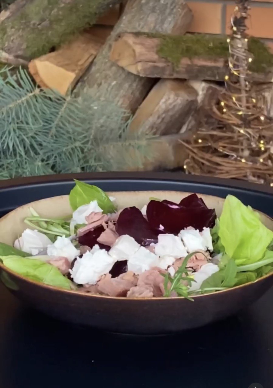 Святковий салат з буряка, який можна їсти навіть вночі