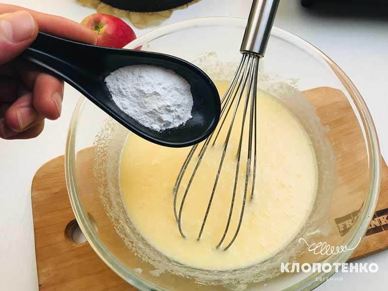 Найпростіший яблучний пиріг на кефірі від Євгена Клопотенка: швидко і дешево!