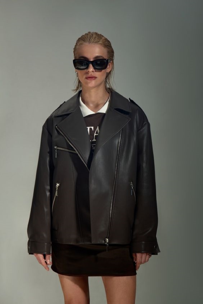 Як стилізувати та доглядати за шкіряними речами, що є трендом 2024 року