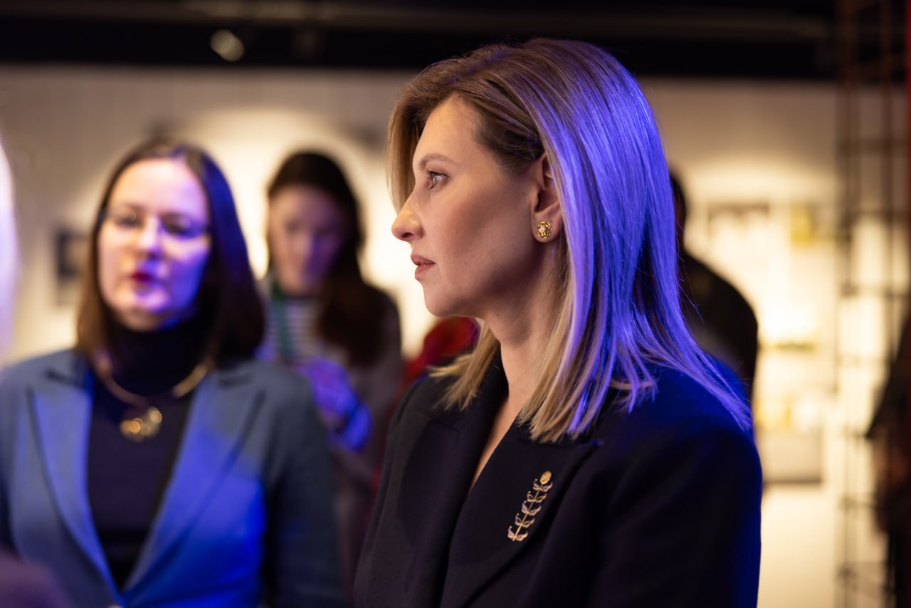 Елена Зеленская в латвийском музее оккупации показала, как носить черный брючный костюм (фото)