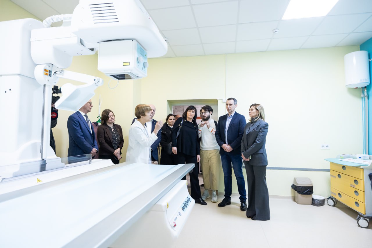 Олена Зеленська показала, як носити класичний костюм з цікавою формою брюк (фото)