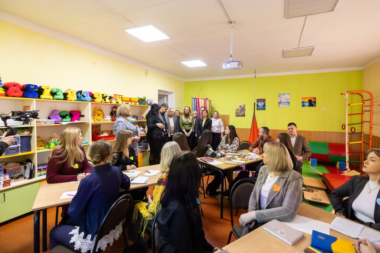 Олена Зеленська показала, як поєднати яскраву сорочку з класичним костюмом (фото)