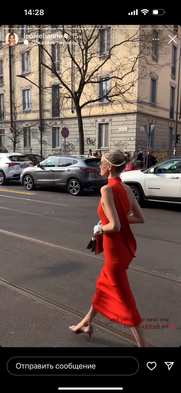 Леони Ганне показала, как носить красное платье с сумкой со змеиным принтом (фото)