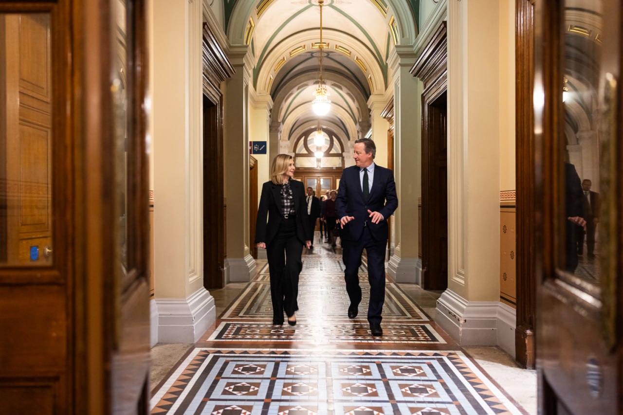 Елена Зеленская показала, как соединить трендовую рубашку в клетку с классическим костюмом (фото)