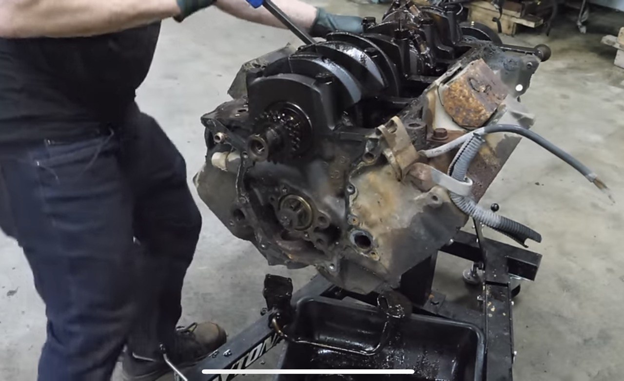 Ось що буде з двигуном, якщо не їздити автомобілем 17 років (відео)