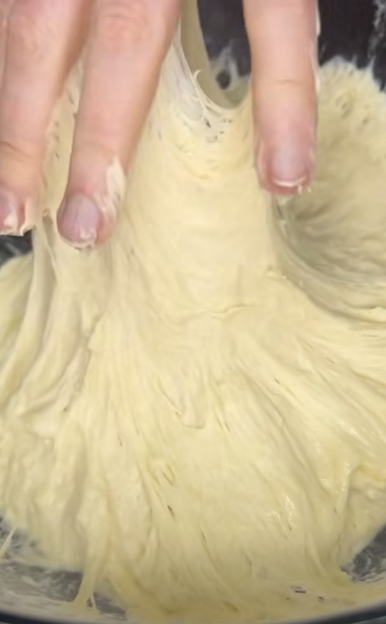 Будуть м'якими кілька днів: як приготувати картопляні булочки з соковитою начинкою