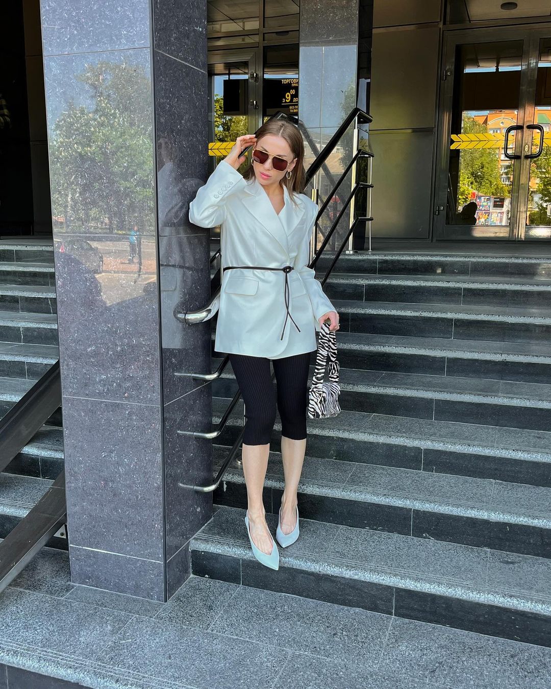 Повернулися в моду з 90-х: стиліст показала, як носити трендові штани