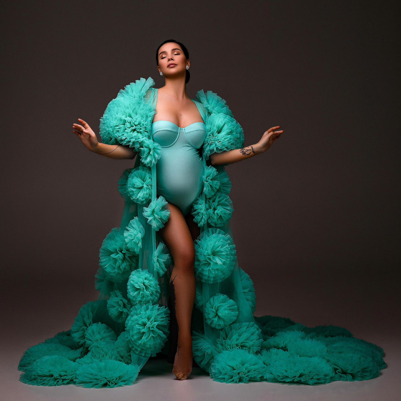 Жена Евгения Кота засветила беременный животик на последних сроках в яркой фотосессии